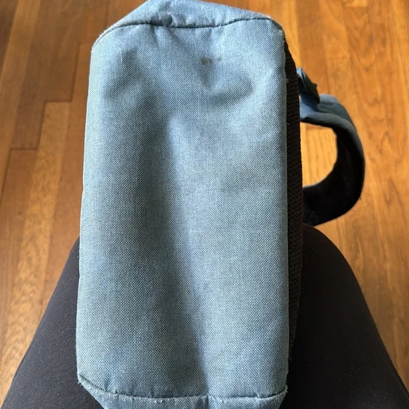 🎒Herschel Retreat blue backpack with striped lining and brown leather trim. - Picture 11 of 12